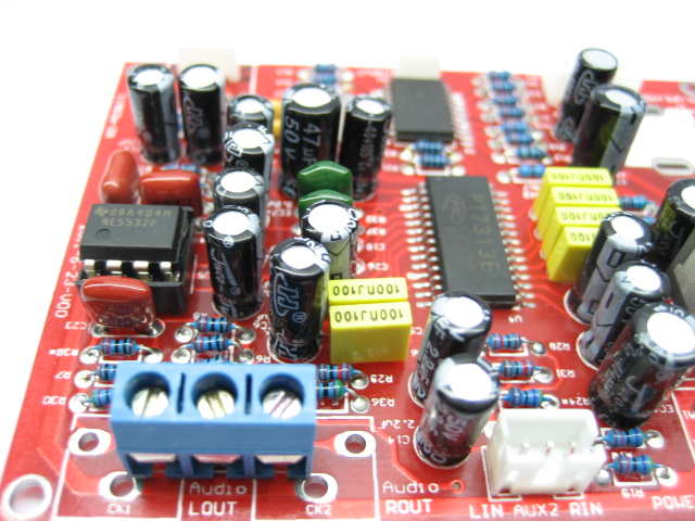 PCB规格:长约84MM宽约65.5MM 高、低音及总音调节由一个带轻触按键的编码器完成,可循环选择调节音效。两路外接音频输入由一个轻触按键选择,默认为AUX输入1状态,按一下则切换到AUX输入2状态。 3.5音频信号输入座,可选为排线引出RCA输入座: 3P-5.0音频输出座,可换成RCA输入座: 2P-5.