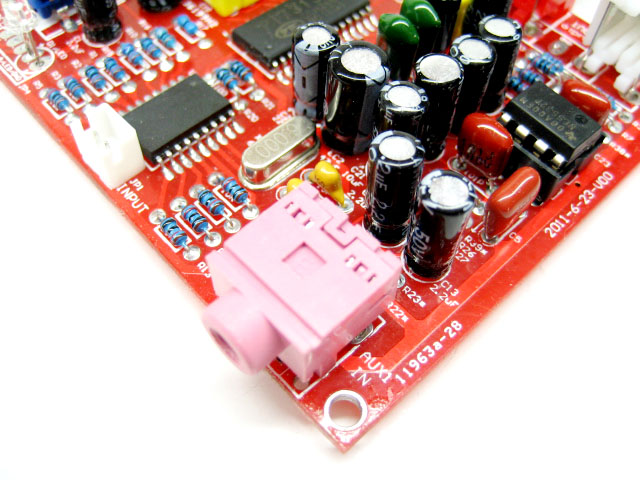 PCB规格:长约84MM宽约65.5MM 高、低音及总音调节由一个带轻触按键的编码器完成,可循环选择调节音效。两路外接音频输入由一个轻触按键选择,默认为AUX输入1状态,按一下则切换到AUX输入2状态。 3.5音频信号输入座,可选为排线引出RCA输入座: 3P-5.0音频输出座,可换成RCA输入座: 2P-5.